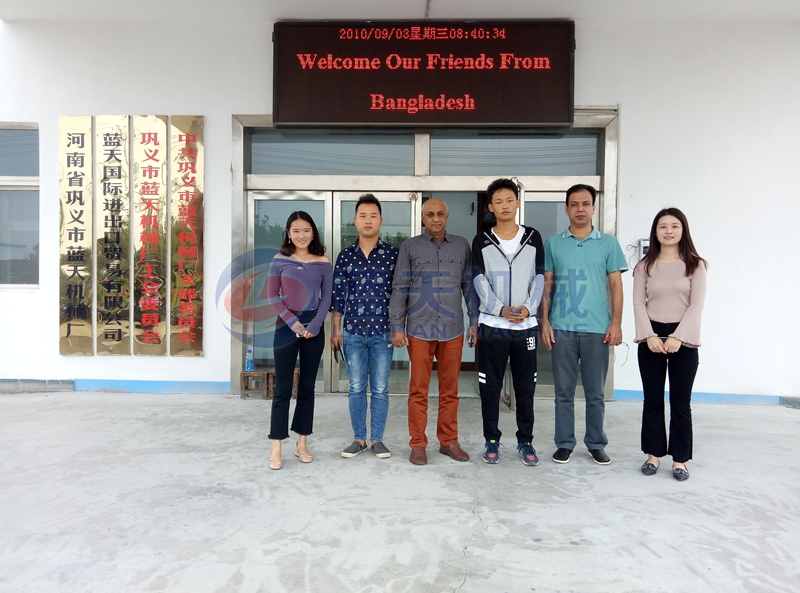 Customers of spinach washer